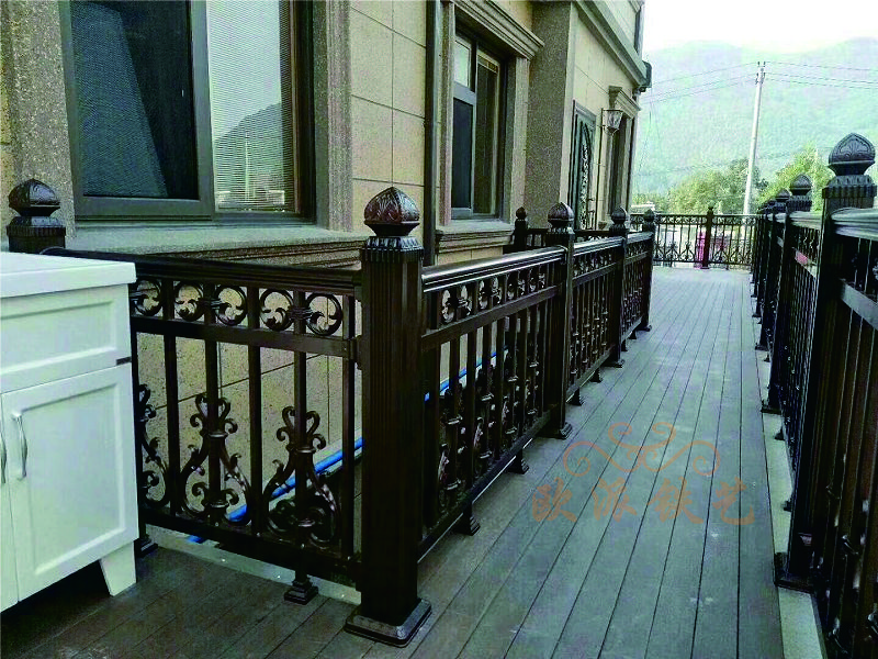 欧派铁艺浅析铝艺阳台护栏在阳台上的安全性
